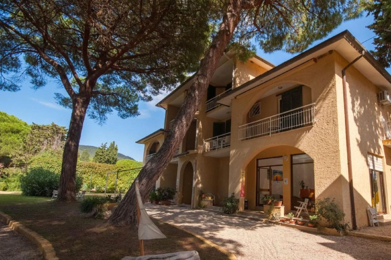 Residence Golfo Della Lacona Bagian luar foto